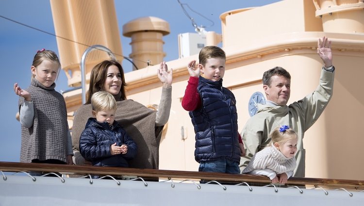 Los Príncipes de Dinamarca y sus hijos saludan en Paamiut a los ciudadanos