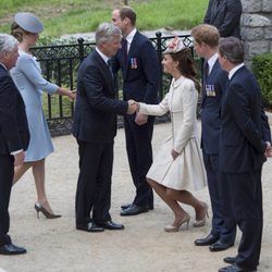 Kate Middleton hace la reverencia al Rey Felipe de Bélgica en el centenario del estallido de la I Guerra Mundial