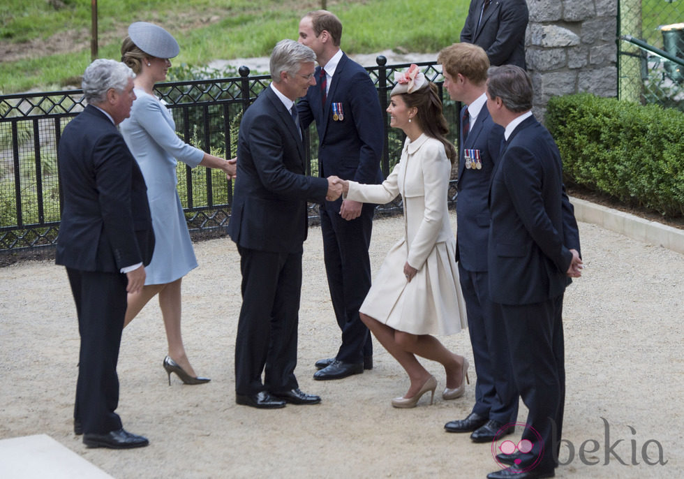 Kate Middleton hace la reverencia al Rey Felipe de Bélgica en el centenario del estallido de la I Guerra Mundial