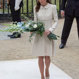 Kate Middleton deja una ofrenda floral durante el centenario del estallido de la I Guerra Mundial