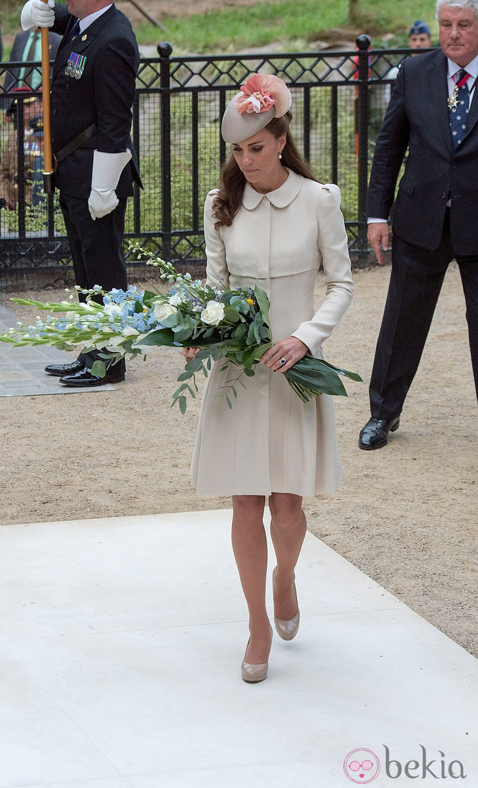 Kate Middleton deja una ofrenda floral durante el centenario del estallido de la I Guerra Mundial