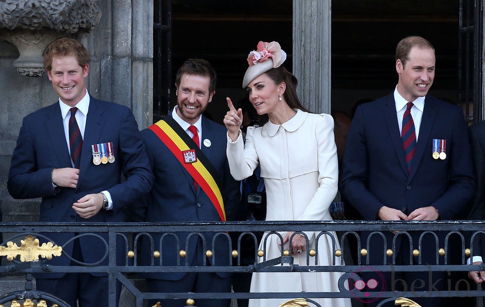 Los Duques de Cambridge y el Príncipe Harry saludan desde el balcón en Mons