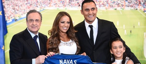 Keylor Navas junto a su mujer, Andrea Salas, su hija Daniela y Florentino Pérez