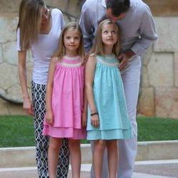 Los Reyes Felipe y Letizia, cariñosos con sus hijas en su posado en Marivent