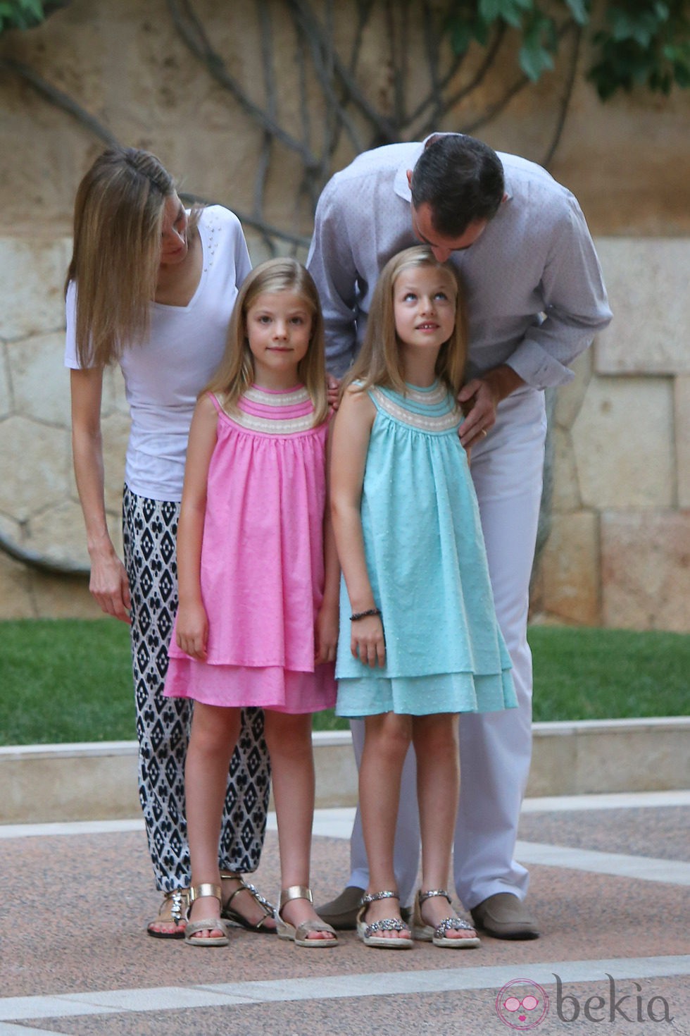 Los Reyes Felipe y Letizia, cariñosos con sus hijas en su posado en Marivent