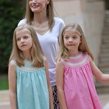 La Reina Letizia con sus hijas en su posado en Marivent