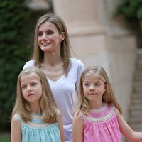 La Reina Letizia con sus hijas en su posado en Marivent