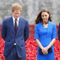 Los Duques de Cambridge y el Príncipe Harry en la Torre de Londres
