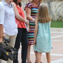 La Princesa Leonor saluda a los periodistas en su posado en Marivent
