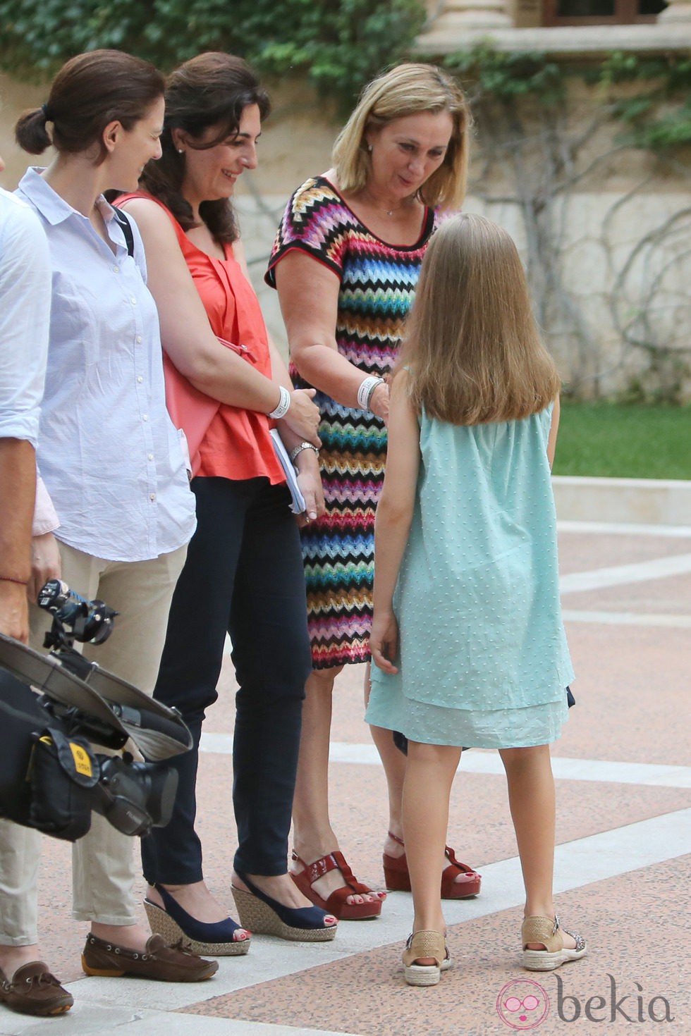 La Princesa Leonor saluda a los periodistas en su posado en Marivent