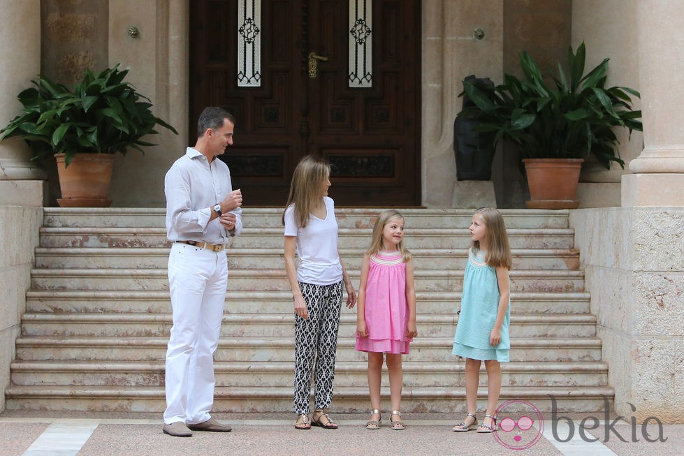 Los Reyes Felipe y Letizia posan por primera vez como Reyes de España junto a sus hijas en Marivent