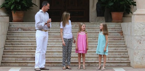 Los Reyes Felipe y Letizia posan por primera vez como Reyes de España junto a sus hijas en Marivent
