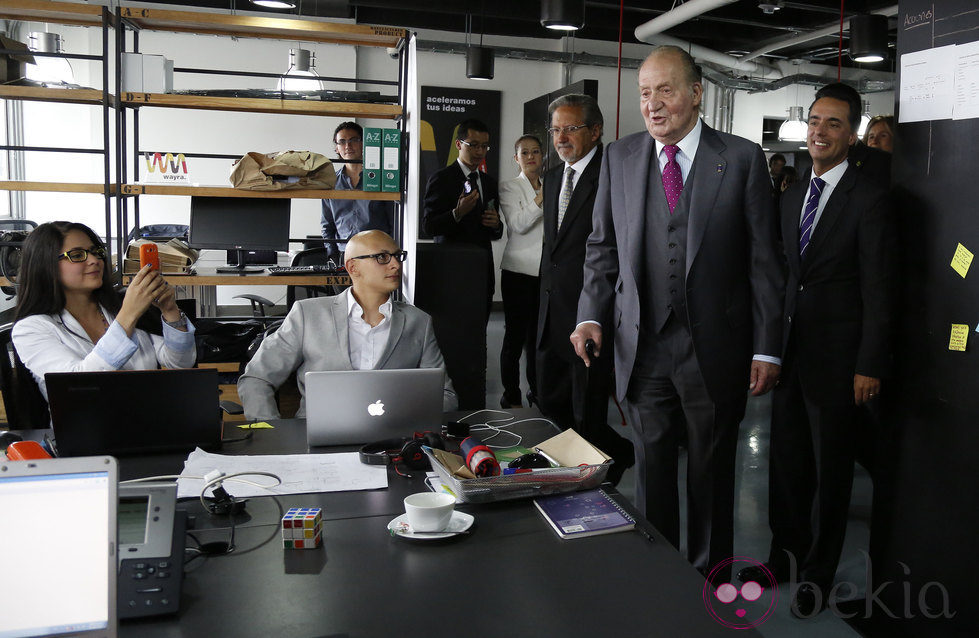 Rey Juan Carlos visita la Academia Wayra Amérigo de Bogotá