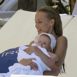 Vanesa Lorenzo descansa con su hija Manuela en brazos en Ibiza