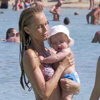 Vanesa Lorenzo se baña en el mar con su hija Manuela en Ibiza