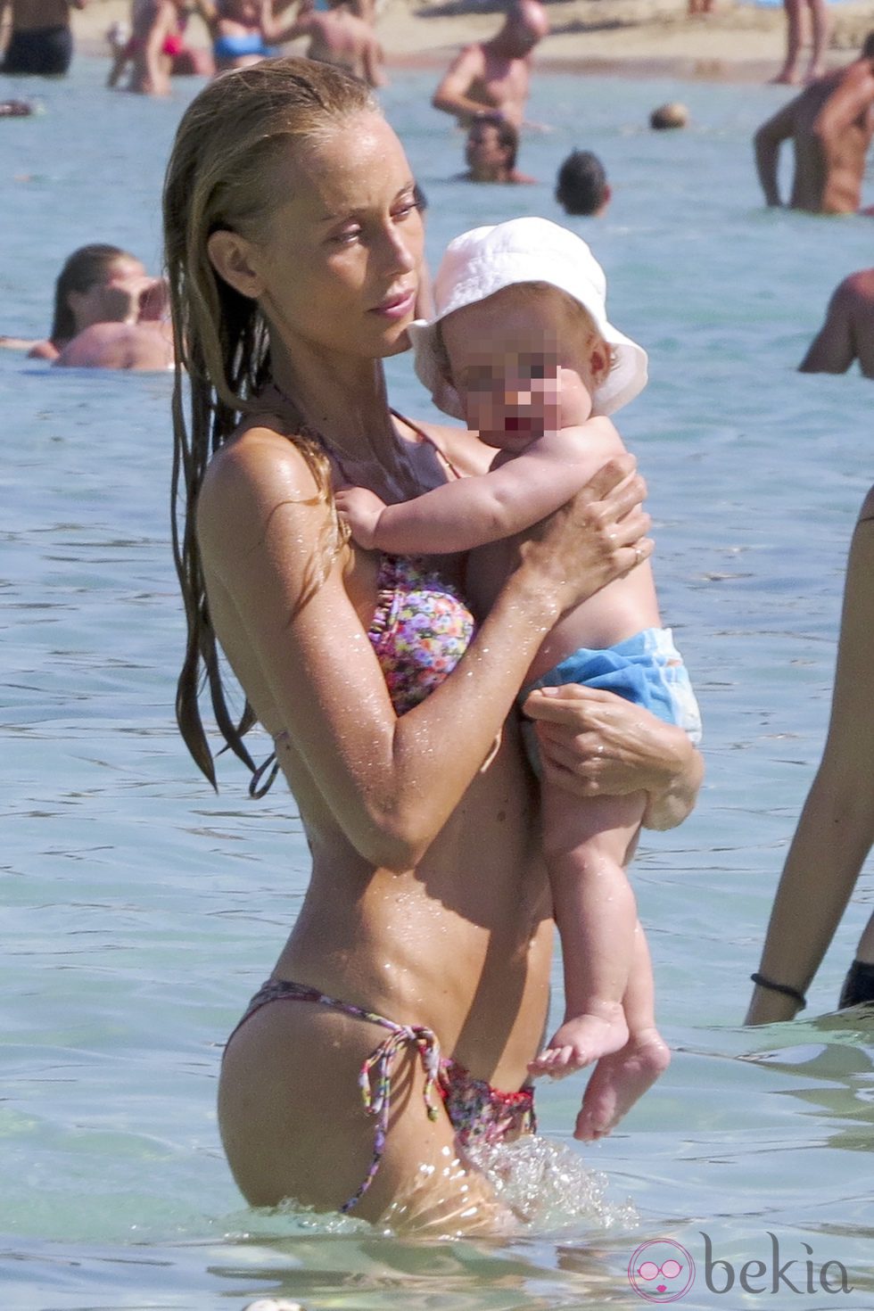 Vanesa Lorenzo se baña en el mar con su hija Manuela en Ibiza