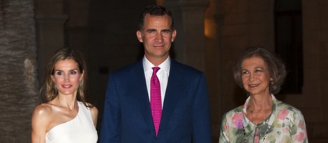 Los reyes Felipe y Letizia junto a la reina Sofía en la recepción de Mallorca