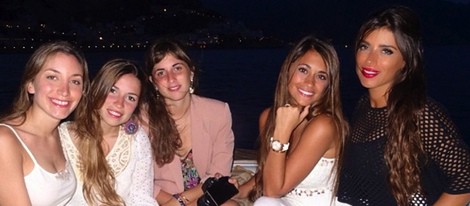 Antonella Roccuzzo y Daniella Semaan con unas amigas en Italia