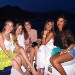 Antonella Roccuzzo y Daniella Semaan con unas amigas en Italia