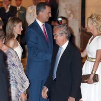 Los Reyes Felipe y Letizia saludan a Carlos Moyá y Carolina Cerezuela en la recepción en Mallorca