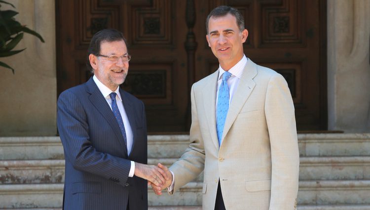 Mariano Rajoy y el Rey Felipe VI a la llegada de su primer despacho en Marivent