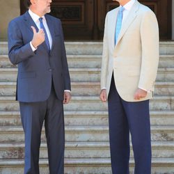 Mariano Rajoy y el Rey Felipe VI intercambian unas palabras en la entrada del Palacio de Marivent