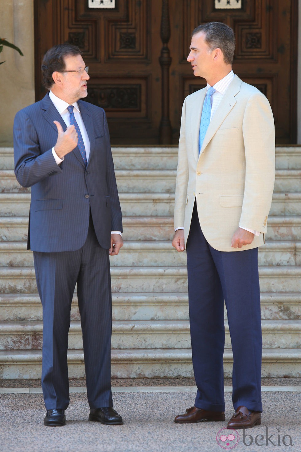 Mariano Rajoy y el Rey Felipe VI intercambian unas palabras en la entrada del Palacio de Marivent