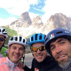 Fernando Alonso y otros tres compañeros después de montar en bici en Italia