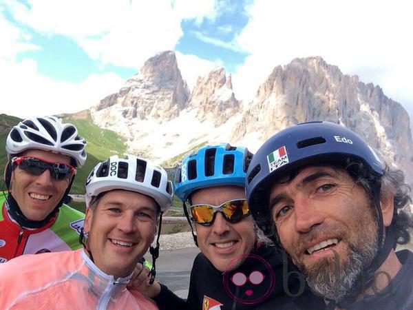 Fernando Alonso y otros tres compañeros después de montar en bici en Italia