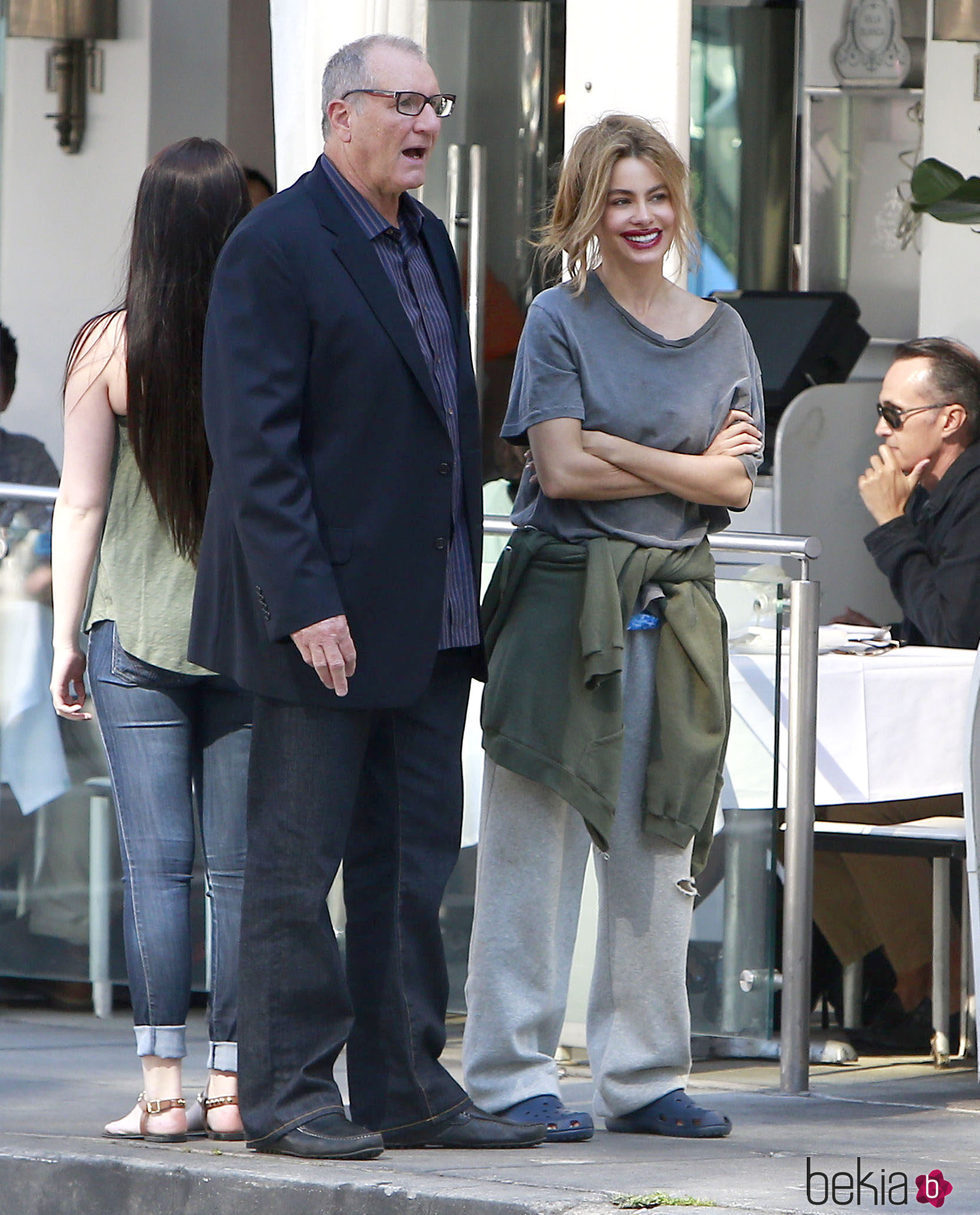 Ed O'Neill y Sofia Vergara en el rodaje de 'Modern Family' en Beverly Hills