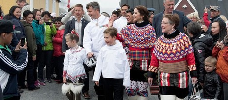 Los Príncipes Federico y Mary de Dinamarca en Qaqortoq con sus hijos Christian e Isabel