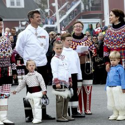 La Familia Real danesa en Qaqortoq con los trajes tradicionales de Groenlandia