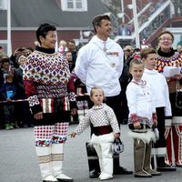 La Familia Real danesa en Qaqortoq con los trajes tradicionales de Groenlandia