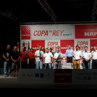 El Rey Felipe VI con los vencedores de la 33 Copa del Rey de vela