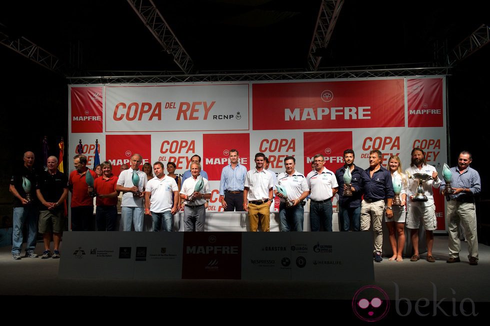 El Rey Felipe VI con los vencedores de la 33 Copa del Rey de vela