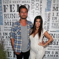 Kourtney Kardashian luce su embarazo de la mano de Scott Disick