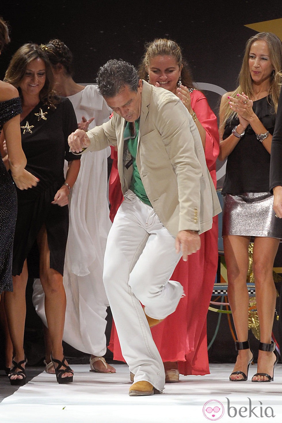 Antonio Banderas bailando en el desfile de Panambi en Marbella