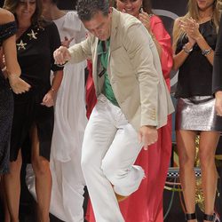 Antonio Banderas bailando en el desfile de Panambi en Marbella