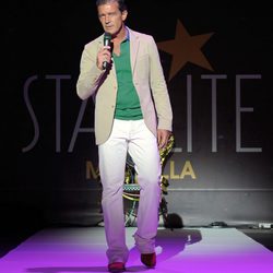 Antonio Banderas en un desfile de moda de la Starlite Gala de Marbella 2014