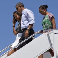 Barack Obama junto a su mujer Michelle y su hija Malia a su llegada a Bourne