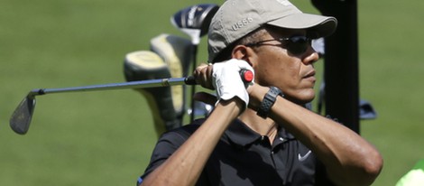 Barack Obama juega al golf en la isla de Martha's Vineyard