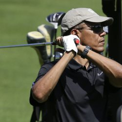 Barack Obama juega al golf en la isla de Martha's Vineyard