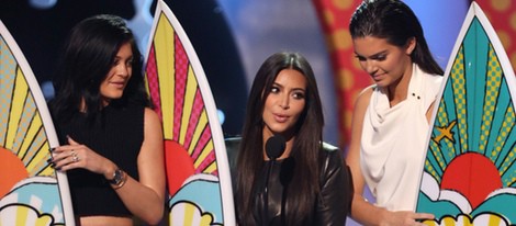 Kylie Jenner, Kim Kardashian y Kendall Jenner en los Teen Choice Awards 2014