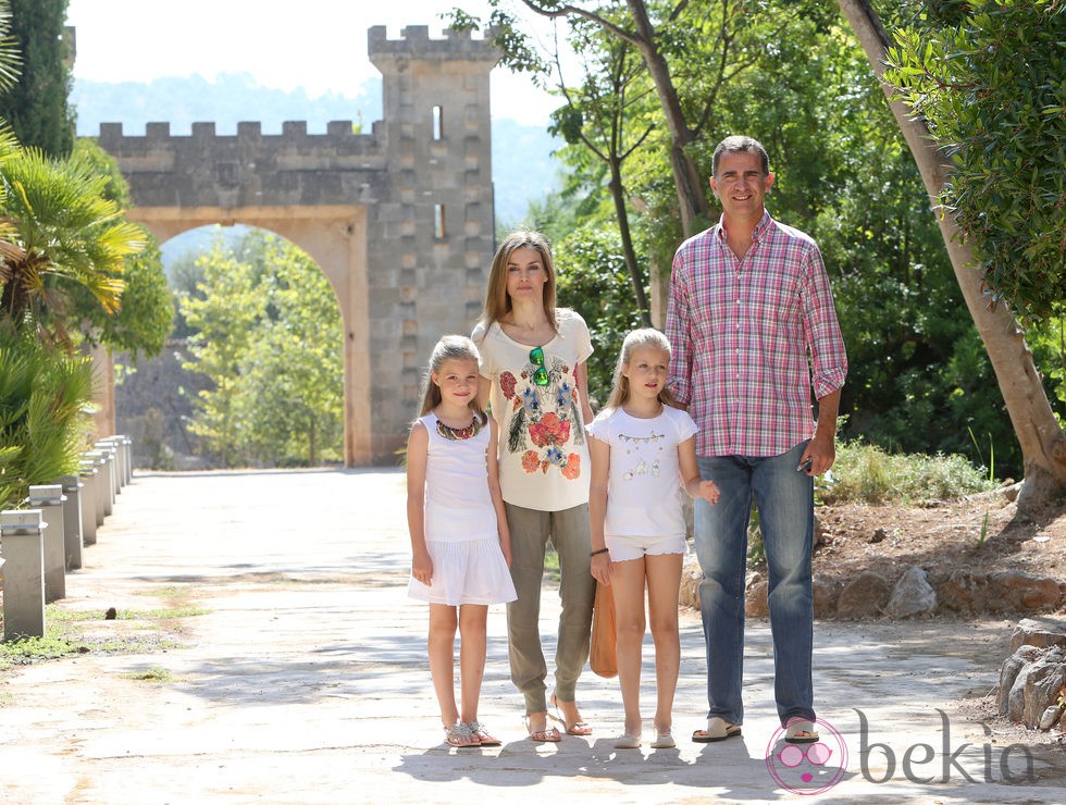 Los Reyes Felipe y Letizia, la Princesa Leonor y la Infanta Sofía en los Jardines de Raixa