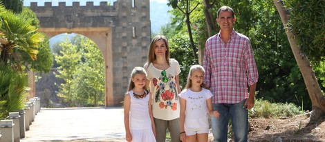 Los Reyes Felipe y Letizia, la Princesa Leonor y la Infanta Sofía en los Jardines de Raixa