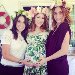 Alyssa Milano celebra su baby shower con dos amigas