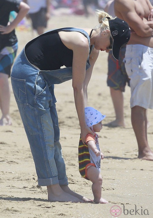 Gwen Stefani y su hijo Apollo en Newport Beach