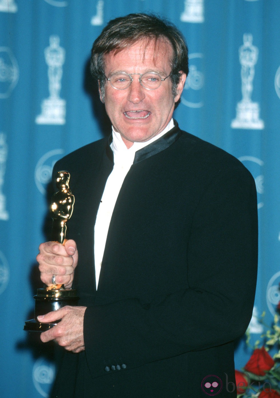 Robin Williams tras recoger su Oscar por 'El indomable Will Hunting'