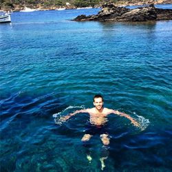 Marc Clotet bañándose en el mar en Cadaqués