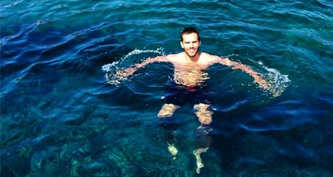 Marc Clotet bañándose en el mar en Cadaqués
